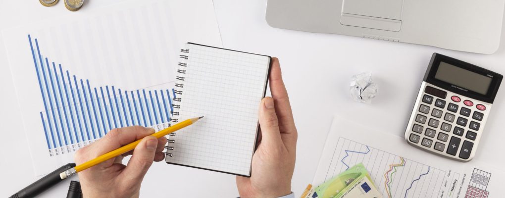 composicion-de-elementos-de-finanzas-endecha-plana-con-bloc-de-notas-vacio